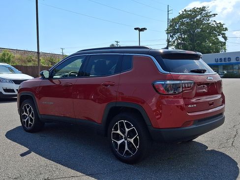 Used 2025 Jeep Compass Limited w/ Sun & Sound Group AWD/4WD image 4