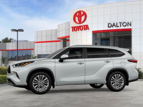 New 2026 Toyota Highlander Platinum image 4