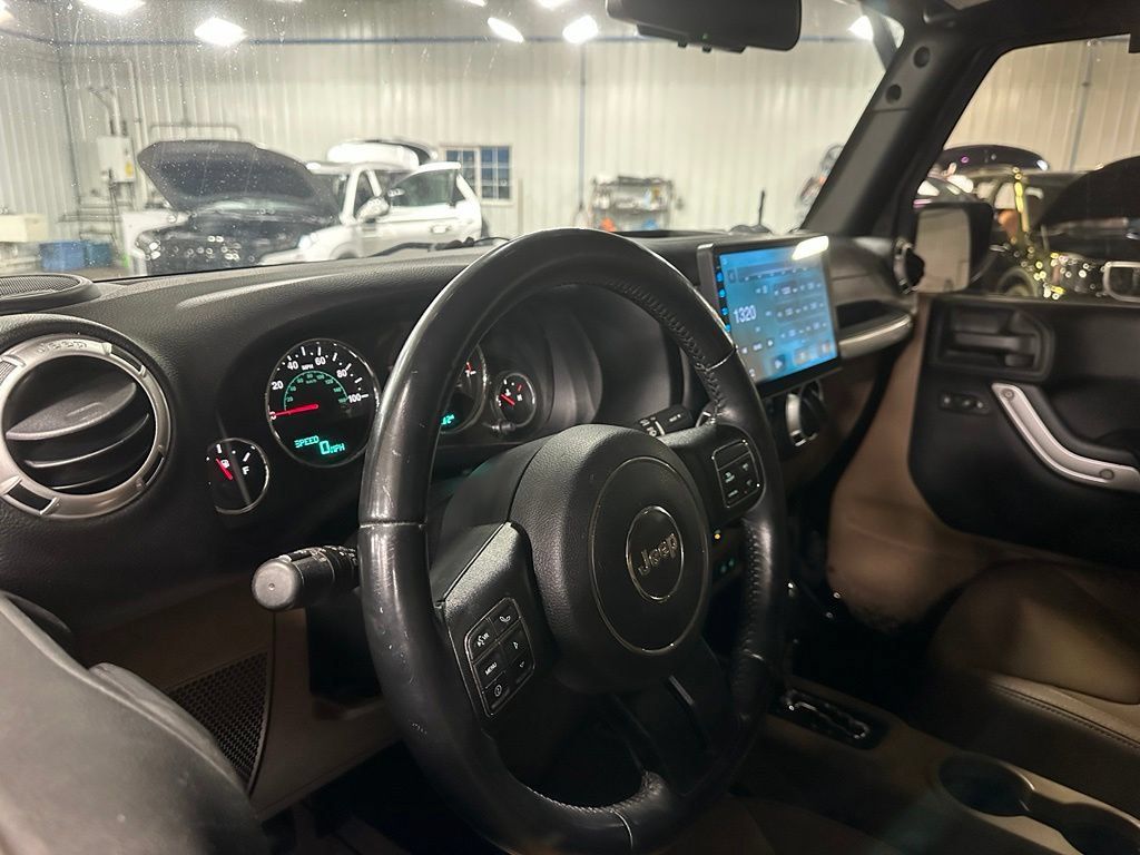 Used 2015 Jeep Wrangler Unlimited Sahara w/ Connectivity Group AWD/4WD image 2