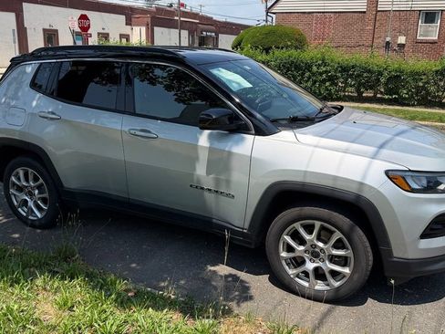 Used 2025 Jeep Compass Limited AWD/4WD image 5