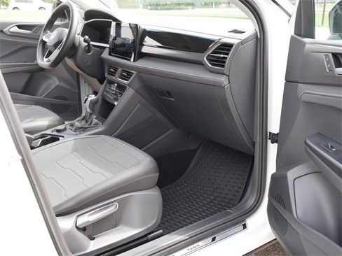 Certified 2025 Volkswagen Taos SE image 20