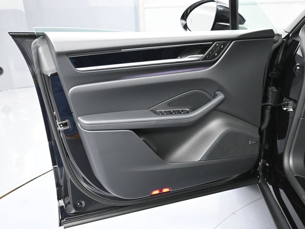Certified 2025 Porsche Macan 4S Electric AWD/4WD image 15