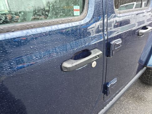 Used 2025 Jeep Gladiator Mojave image 13