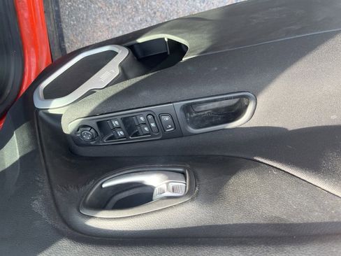 Used 2021 Jeep Renegade Latitude AWD/4WD image 18