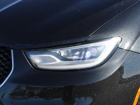 Used 2022 Chrysler Pacifica Touring-L image 10