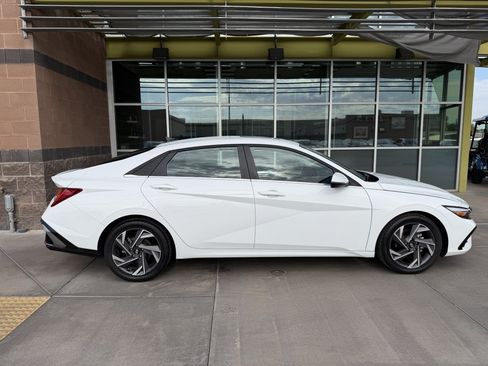 Used 2025 Hyundai Elantra Limited FWD image 9