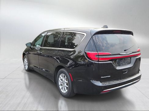 Used 2025 Chrysler Pacifica Select FWD image 5