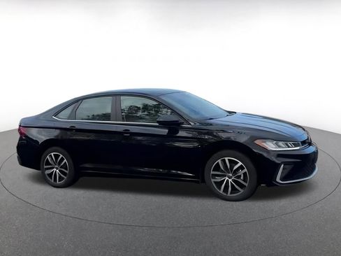 Used 2025 Volkswagen Jetta SE image 11