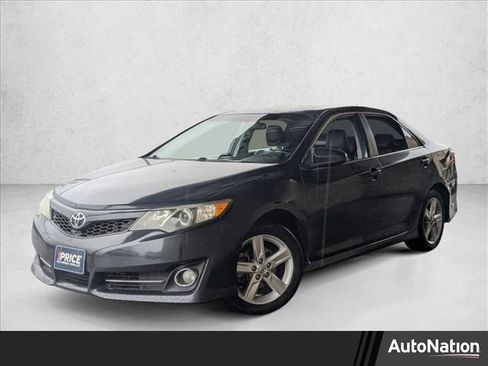 Used 2014 Toyota Camry SE image 1