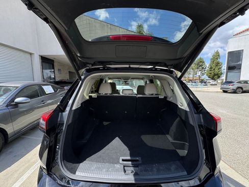 Used 2025 Nissan Rogue SV FWD image 33