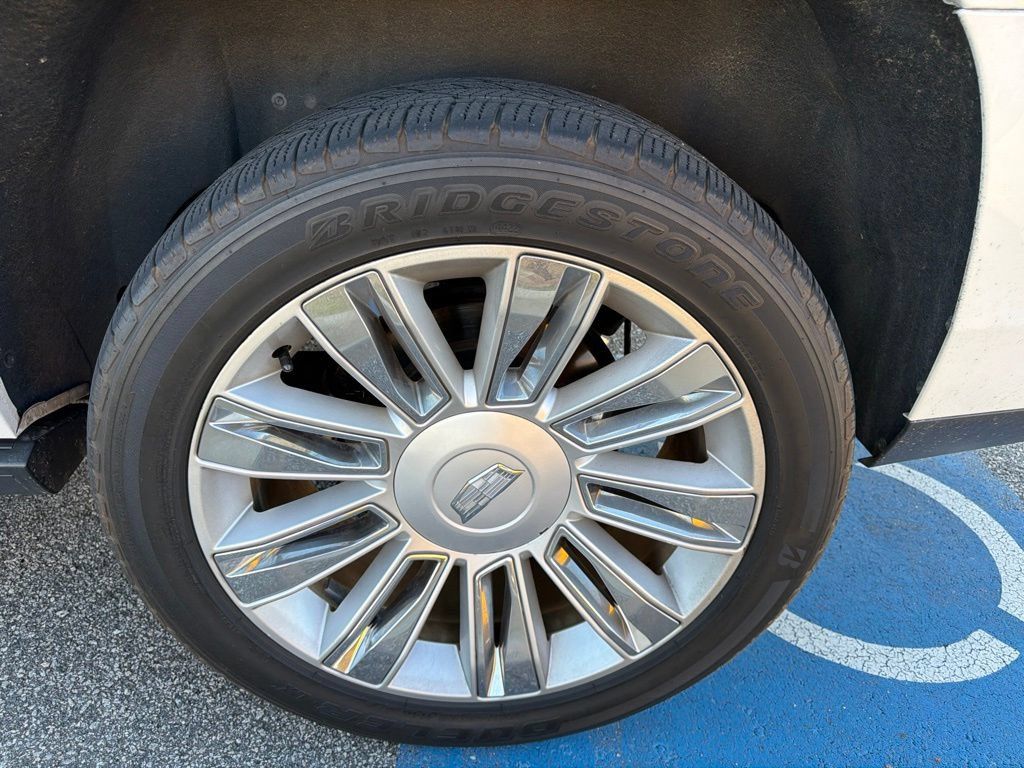 Used 2017 Cadillac Escalade ESV Platinum RWD image 3