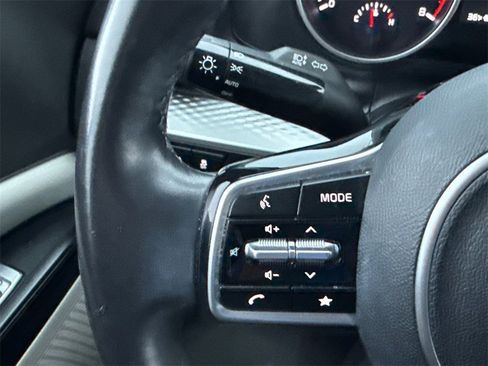 Used 2022 Kia Carnival LX image 21