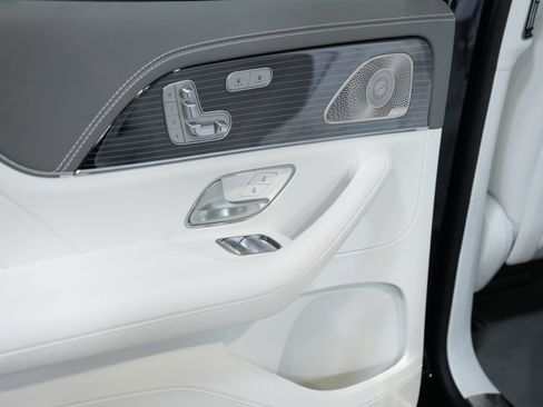 Used 2025 Mercedes-Benz Maybach GLS 600 4MATIC image 30