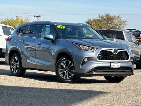 Used 2020 Toyota Highlander XLE image 2