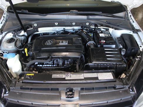 Used 2016 Volkswagen Golf R 4-Door image 31