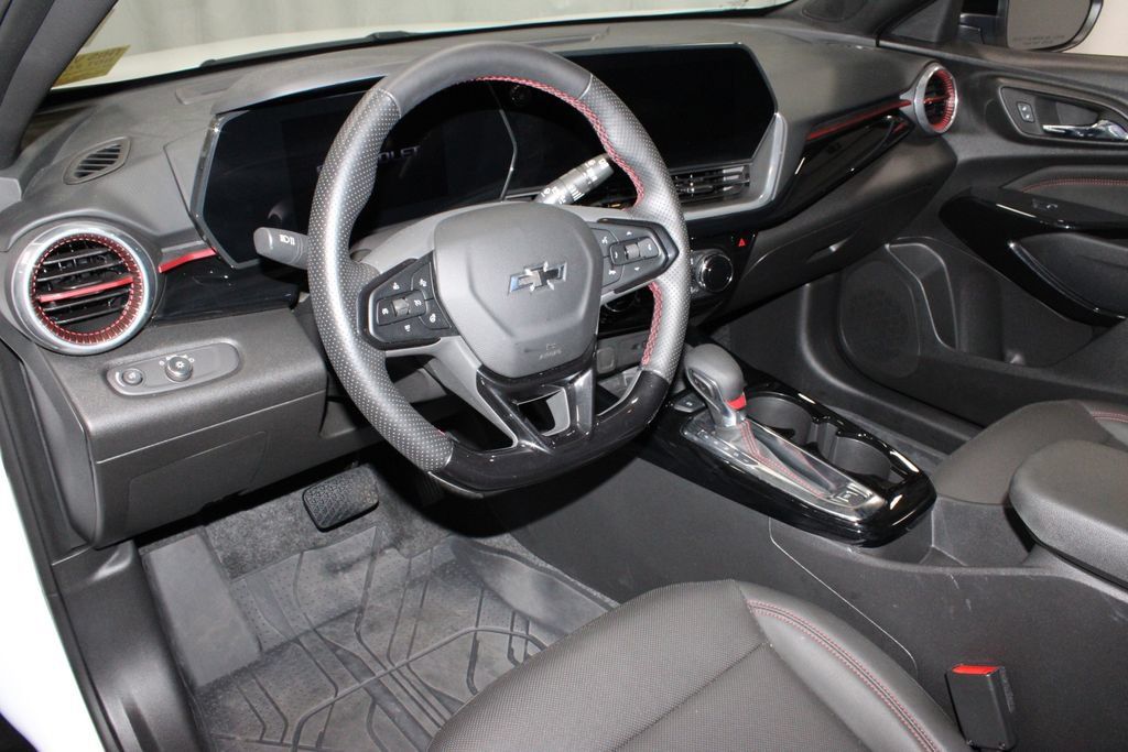 Used 2024 Chevrolet Trax RS w/ Sunroof Package FWD image 24