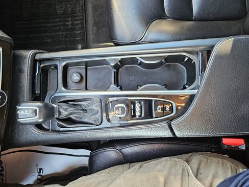 Used 2017 Volvo XC90 T6 Momentum w/ Vision Package image 15