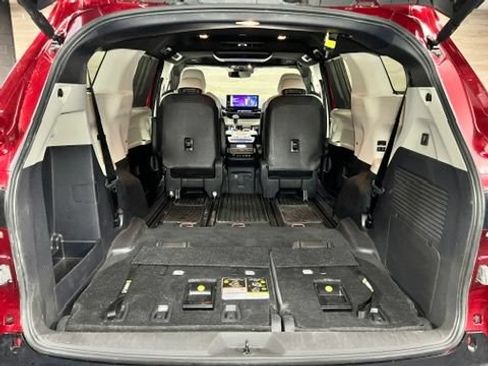 Used 2025 Toyota Sienna Platinum AWD/4WD image 28