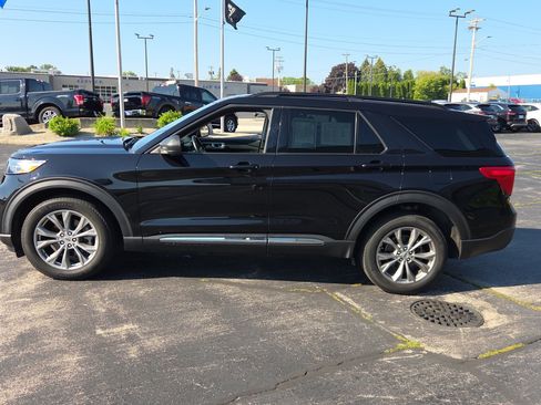 Used 2022 Ford Explorer XLT w/ Equipment Group 202A AWD/4WD image 4
