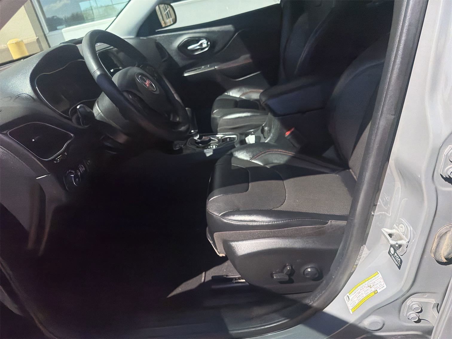 Used 2023 Jeep Cherokee Trailhawk w/ Sun & Sound Group AWD/4WD image 3