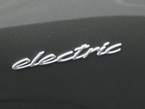 Certified 2025 Porsche Macan 4 Electric image 10
