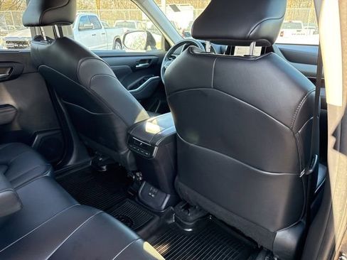 Used 2023 Toyota Highlander XLE image 25