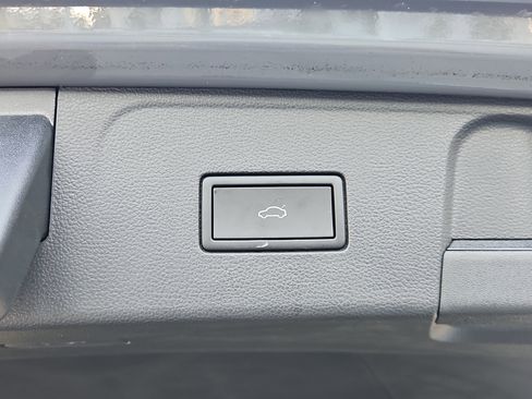 Certified 2025 Volkswagen Atlas SE image 9