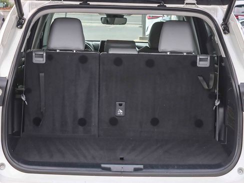 Used 2020 Toyota Highlander XLE image 27