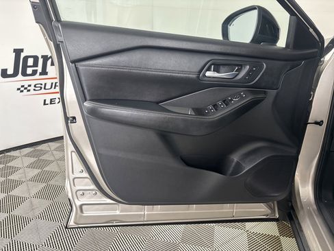 Used 2025 Nissan Rogue SL w/ Tech Package image 9