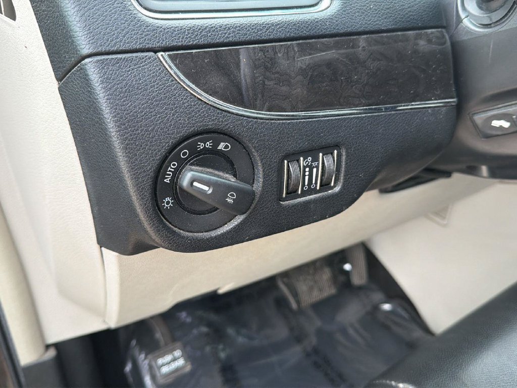 Used 2012 Chrysler Town & Country Touring-L w/ Entertainment Group #2 FWD image 24