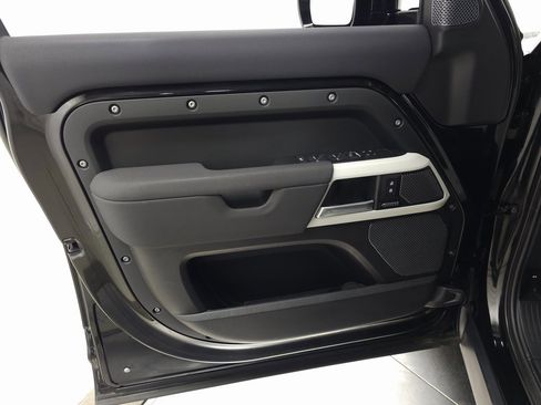 Used 2023 Land Rover Defender 110 SE image 14