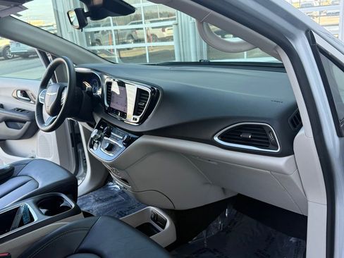 Used 2024 Chrysler Pacifica Touring-L image 16