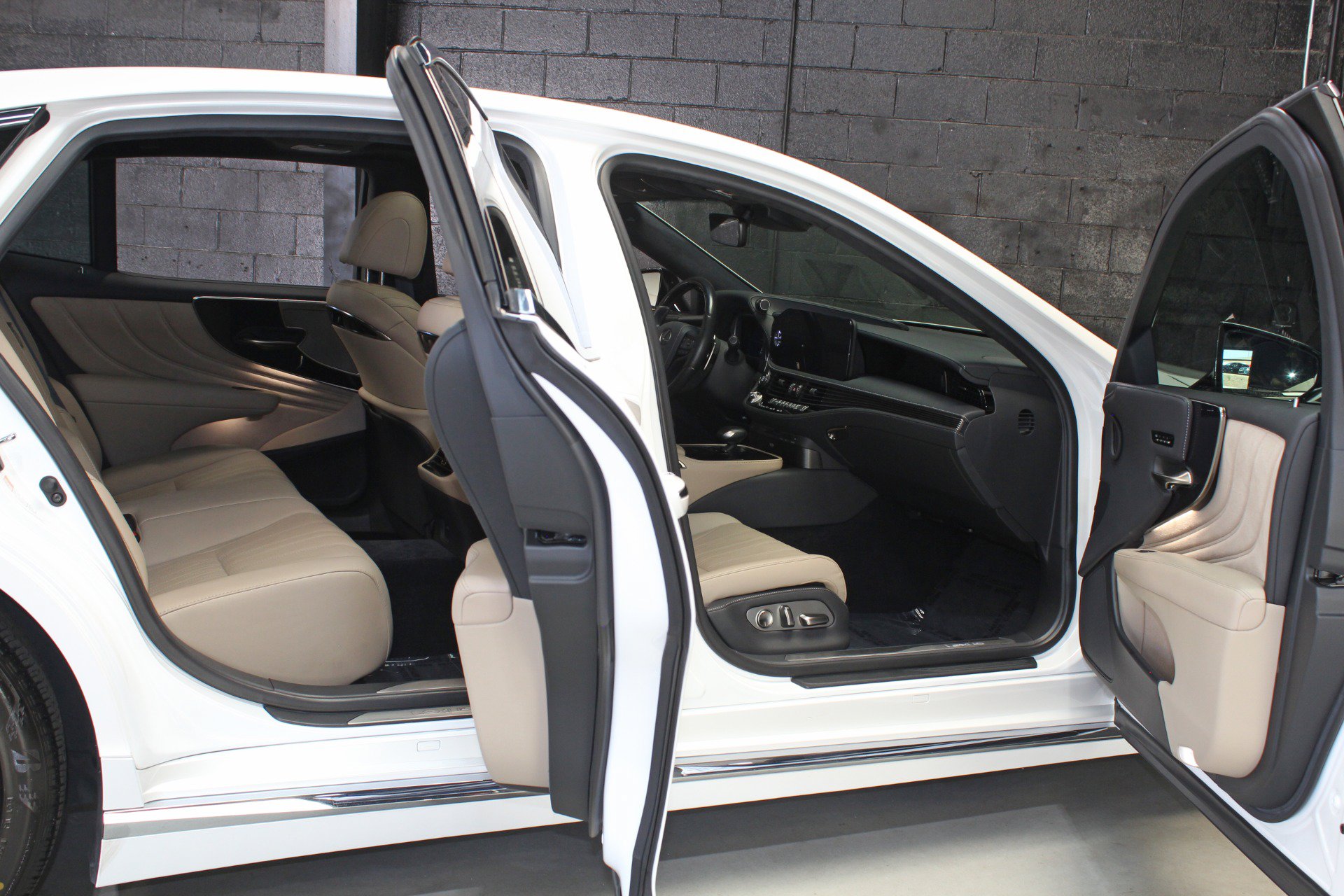Used 2022 Lexus LS 500 w/ Interior Upgrade Package RWD image 32