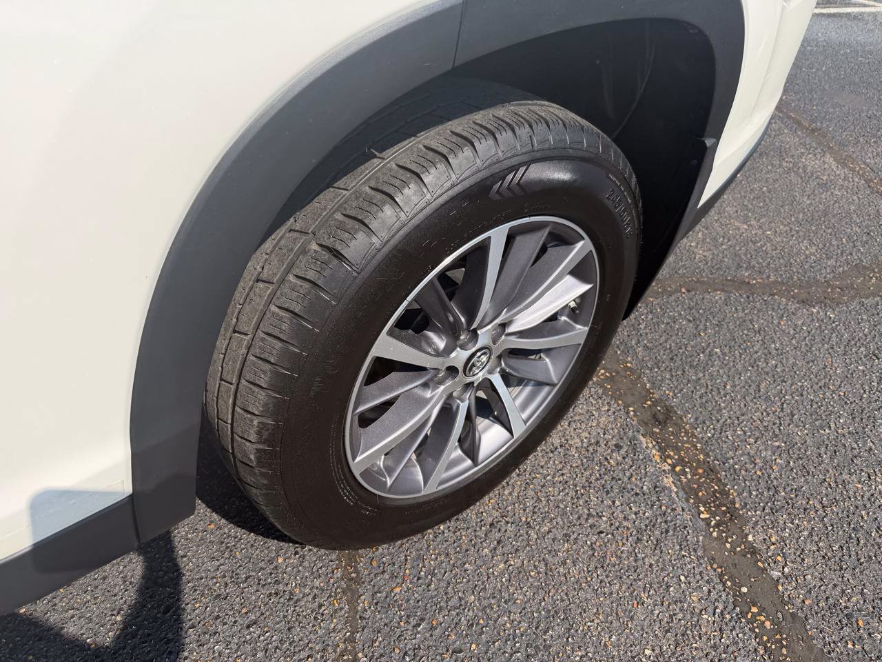 Used 2019 Toyota Highlander XLE FWD image 30