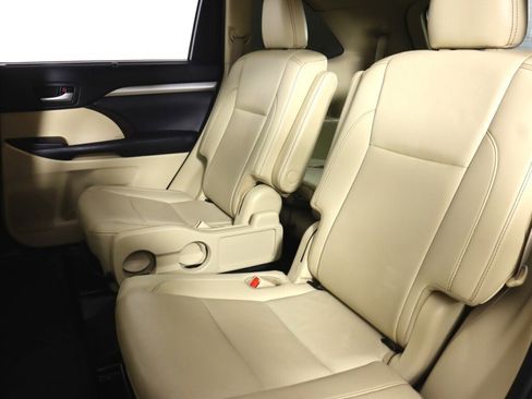 Used 2019 Toyota Highlander XLE FWD image 35