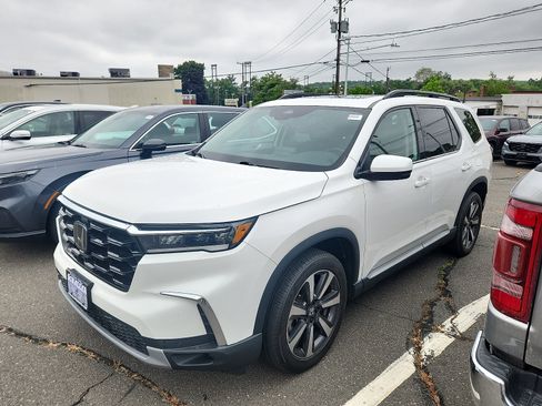 Used 2023 Honda Pilot Touring image 2