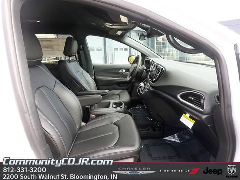 New 2026 Chrysler Voyager LX image 18