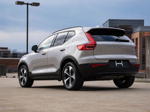 Certified 2025 Volvo XC40 B5 Plus image 5