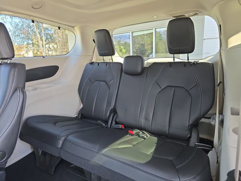 Used 2022 Chrysler Pacifica Touring-L AWD/4WD image 14