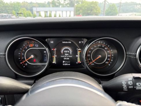 Used 2022 Jeep Wrangler Unlimited Sahara w/ LED Lighting Group AWD/4WD image 9