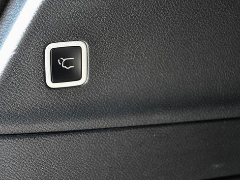Used 2025 Chrysler Pacifica Select FWD image 25