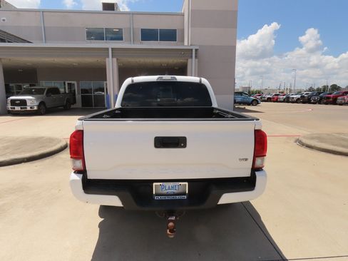 Used 2017 Toyota Tacoma TRD Sport AWD/4WD image 13