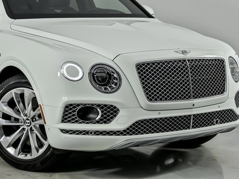 Used 2017 Bentley Bentayga image 3