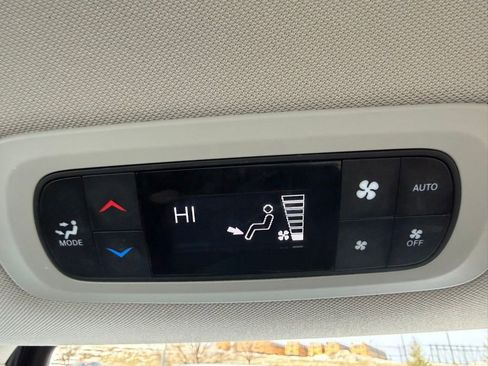 Used 2023 Chrysler Pacifica Touring-L image 19