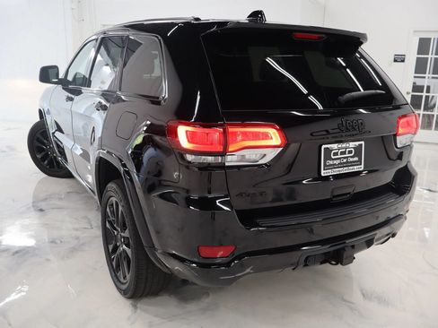 Used 2017 Jeep Grand Cherokee Altitude AWD/4WD image 5