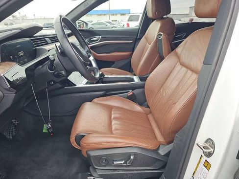Used 2019 Audi e-tron Prestige w/ Prestige Package image 4