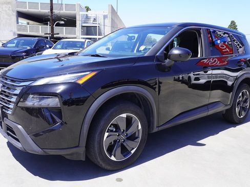 Used 2024 Nissan Rogue SV FWD image 3