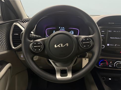 Used 2024 Kia Soul LX FWD image 17