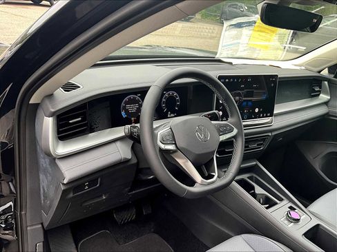 New 2025 Volkswagen Tiguan SE image 9