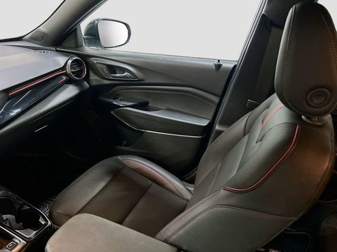 Certified 2025 Chevrolet Trax RS w/ Sunroof Package image 23